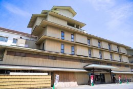 千春楽本館　正面玄関の奢侈です。