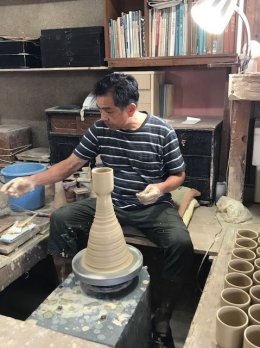 作家　金子信彦氏の作陶中の写真です。