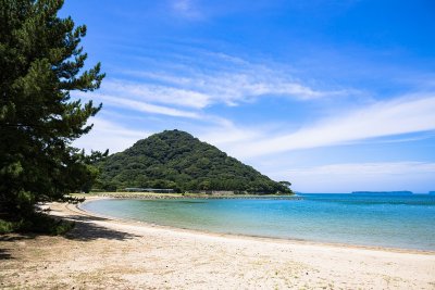 聞くヶ浜の写真、指月山です。