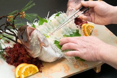 まな板の上に鯛姿盛りの写真です。