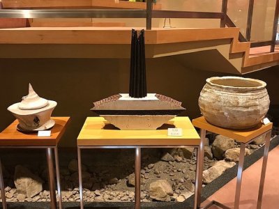 十三代　当代三輪休雪（和彦）作品３点を展示しています。