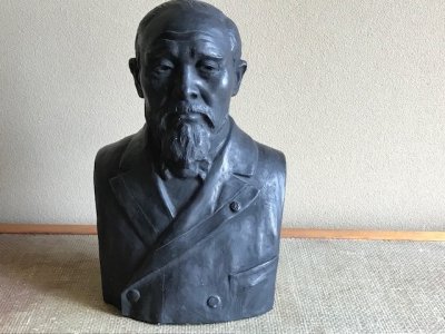 伊藤博文公の銅像を展示しています。