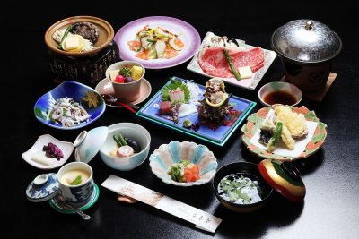 会席料理　秋・あわびコースです。