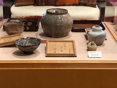 十二代　坂倉新兵衛の作品を数点展示しております。