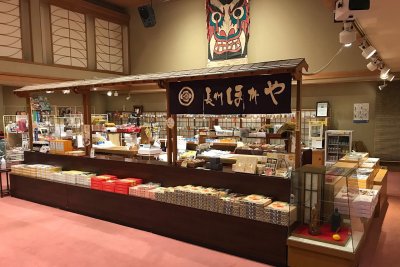 本館ロビー内売店の写真です。