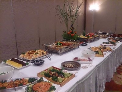 テーブルの上に広がった宴会ビュッフェの料理です。