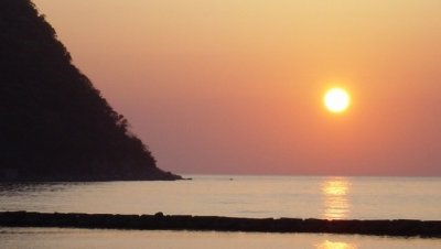 菊ヶ浜の夕日の写真です。