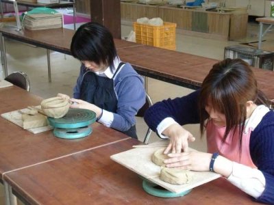 萩焼体験てびねり、挑戦中の写真です。