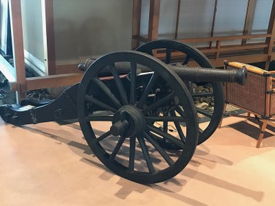 幕政時代の大砲を配置しております。