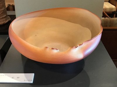 作品名「走緋」大きな器のような、花が開いたオブジェです。