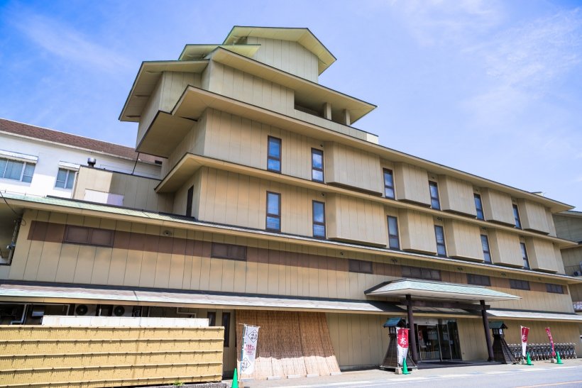 千春楽本館正面玄関の写真です。