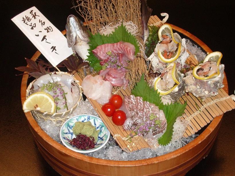 お刺身桶盛（お刺身グルメ）の写真です。