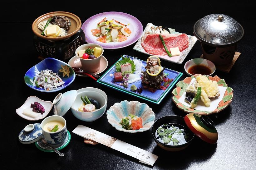 会席料理　秋・あわびコースです。