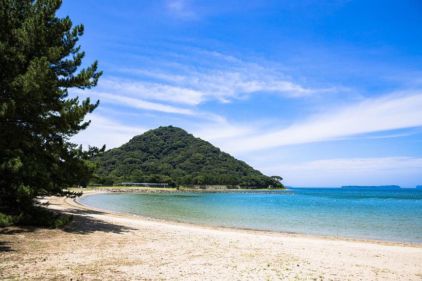 聞くヶ浜の写真、指月山です。